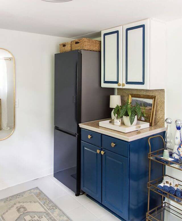 Thanh kệ sắt và nắm tủ màu vàng trở thành những điểm nhấn.