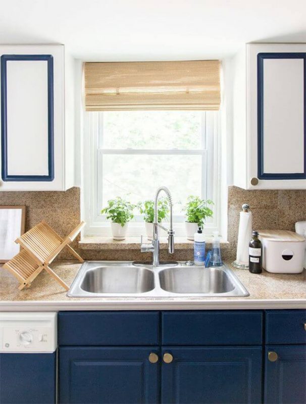 Không gian nhà bếp thêm sức sống khi có sự xuất hiện của cây xanh.