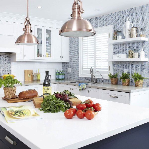 8 ý tưởng thiết kế nội thất nhà bếp “xịn sò”, đẹp như mơ 5 Backsplash tươi sáng giúp phản chiếu ánh sáng của đèn treo cho không gian nổi bật hơn hẳn