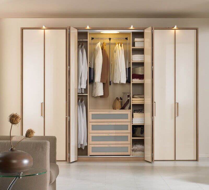 Chọn tủ quần áo đúng phong thủy cho nhà thịnh vượng, hạnh phúc bền lâu - Ảnh 1. Tủ quần áo cần hài hòa với màu sắc tổng thể của căn phòng.