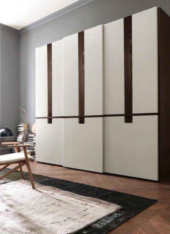 Chọn tủ quần áo đúng phong thủy cho nhà thịnh vượng, hạnh phúc bền lâu - Ảnh 6. Đặt tủ đựng quần áo ở hướng Tây hoặc hướng Bắc.