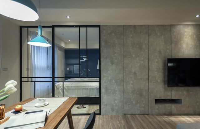 Căn hộ đầy nắng với góc nào cũng riêng tư, hiện đại dù diện tích khiêm tốn 5 Khu vực tường tivi giúp tách biệt phòng ngủ với phòng sinh hoạt chung.