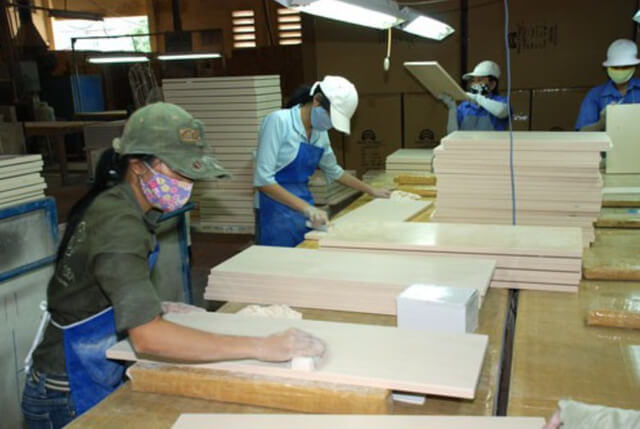Đề xuất hạn chế đầu tư nước ngoài mặt hàng gỗ dán, tủ bếp - Ảnh 1. Các mặt hàng gỗ dán, tủ bếp, sofa bọc nệm… đang có tốc độ đầu tư nước ngoài tăng cao. (Ảnh minh họa: NLĐ)