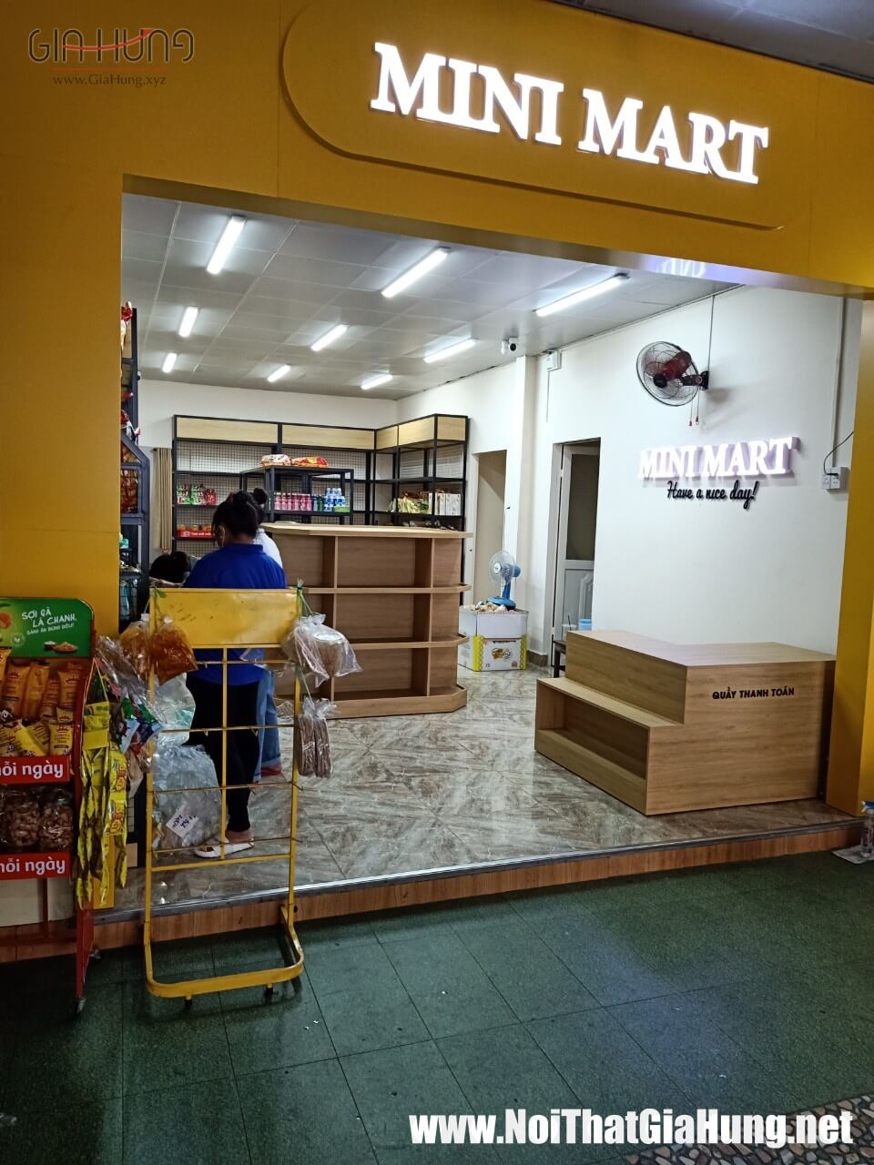 Thi công kệ trưng bày sản phẩm tại MiniMart – Cao Tốc TpHCM – Trung Lương 3 thi cong ke trung bay san pham tai minimart cao toc tphcm trung luong 6