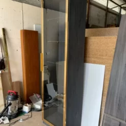 tu trung bay go cong nghiep canh kinh khung nhom ghs 9045 1