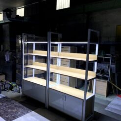 Kệ trưng bày sản phẩm khung sắt tủ gỗ MDF có gắn LED GHS-9533